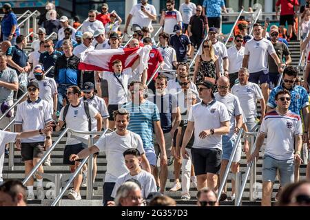 Wembley Stadium, Londra, Regno Unito. 13 giugno 2021. FOTO: JEFF GILBERT 13 Giugno 2021 Wembley Stadium, Londra, Inghilterra tifosi fuori Wembley Stadium davanti all'Inghilterra contro Croazia Euro 2020 Match Credit: Jeff Gilbert/Alamy Live News Foto Stock