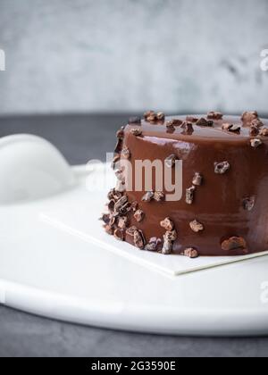 Mini torta di tonka al cioccolato su piatto bianco Foto Stock