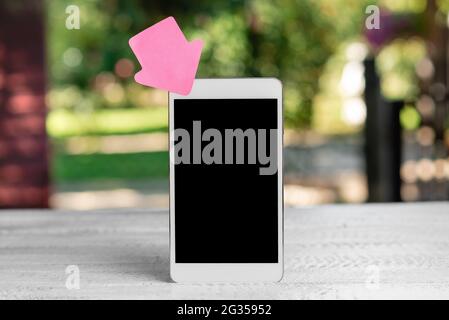 Astratto Fotografia esterna smartphone, visualizzazione nuovo dispositivo, idee Garden Coffee Shop, esperienza di relax, abbracciare la natura, clima caldo fresco Foto Stock