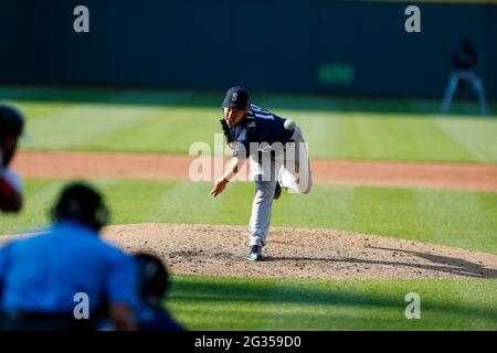 Seattle Mariners Pitcher Yusei Kikuchi (18) sbatte la palla durante una partita di stagione regolare MLB contro gli Indiani Cleveland, sabato 12 giugno 202 Foto Stock