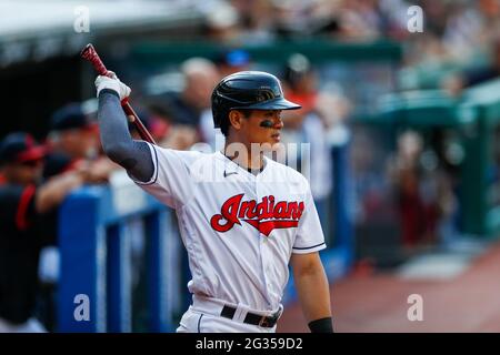 Cleveland Indians terzo basemen Yu Chang (2) durante una partita di stagione regolare MLB contro i Seattle Mariners, sabato 12 giugno 2021, a Cleveland. Foto Stock