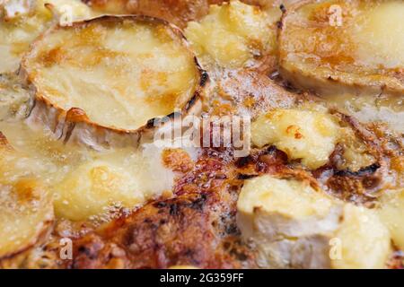 Primo piano di pizza con formaggio di capra. Macro shot di prodotti deliziosi. Foto Stock