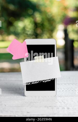 Astratto Fotografia esterna smartphone, visualizzazione nuovo dispositivo, idee Garden Coffee Shop, esperienza di relax, abbracciare la natura, clima caldo fresco Foto Stock