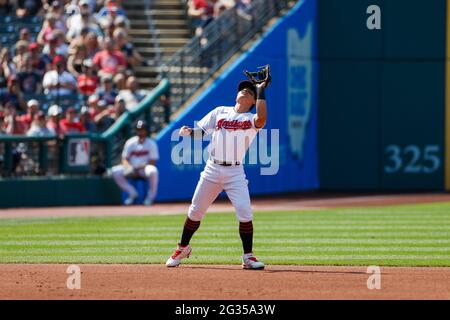 Cleveland Indians Third Basemen Yu Chang (2) effettua una cattura durante una partita di stagione regolare di MLB contro i Seattle Mariners, sabato 12 giugno 2021, Foto Stock