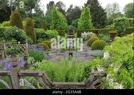 WOLLERTON, SHROPSHIRE / REGNO UNITO - 22 MAGGIO 2014: Il giardino a Wollerton Old Hall Foto Stock