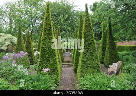 WOLLERTON, SHROPSHIRE / REGNO UNITO - 22 MAGGIO 2014: Il giardino a Wollerton Old Hall Foto Stock