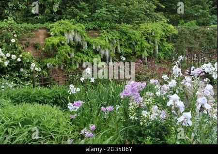 WOLLERTON, SHROPSHIRE / REGNO UNITO - 22 MAGGIO 2014: Il giardino a Wollerton Old Hall Foto Stock