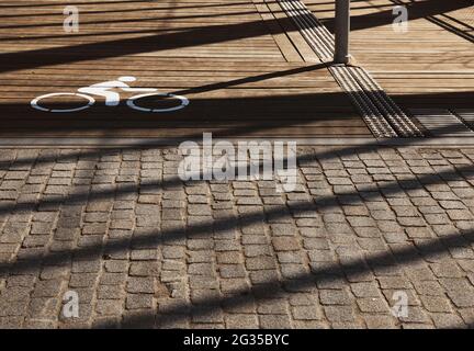 Cartello per la traversata in bicicletta a terra con ombra Foto Stock