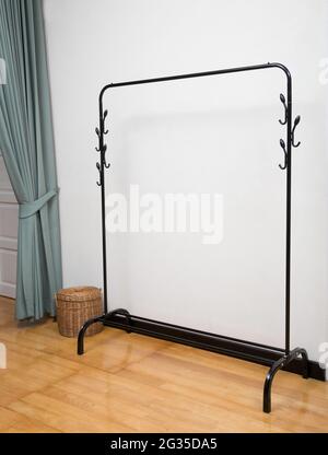 Porta panni neri vuoti su sfondo bianco interno della stanza Foto Stock