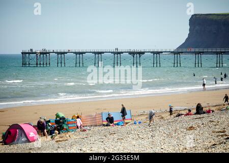 Saltburn-by-the-Sea, città balneare di Redcar e Cleveland, North Yorkshire, Inghilterra. John Anderson Pleasure Pier nel Mare del Nord Foto Stock