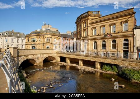 River Roch nel centro di Rochdale con grandi banche in pietra HSBC e Barclays Foto Stock