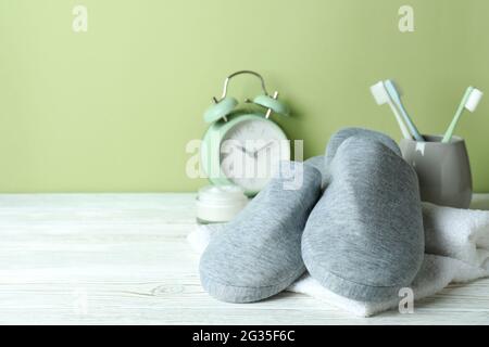 Accessori di routine per il sonno su un tavolo di legno bianco Foto Stock