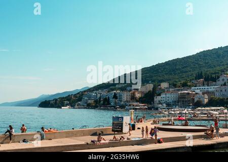 Opatija Croazia - 05 giugno 2021: Spiaggia pubblica nella località di Opatija, Croazia. Foto Stock