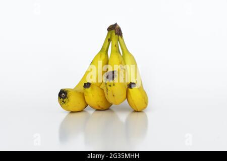 Banane mature gialle su fondo bianco isolato Foto Stock