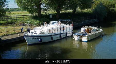 Due barche a motore fluviali a Godmanchester si bloccano sul fiume Ouse. Foto Stock