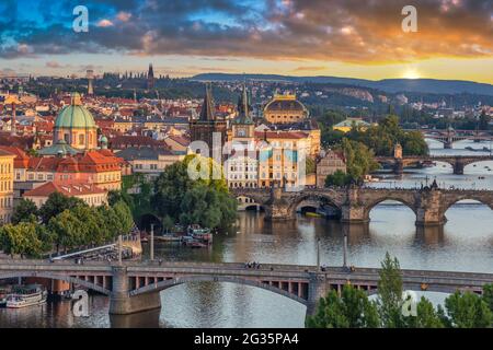 Praga Repubblica Ceca, vista ad alto angolo dello skyline della città al tramonto sul Ponte Carlo e sul fiume Moldava, Czechia Foto Stock