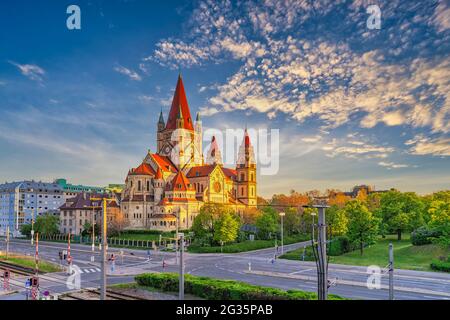 Vienna Austria, skyline della città presso la chiesa di San Francesco d'Assisi Foto Stock