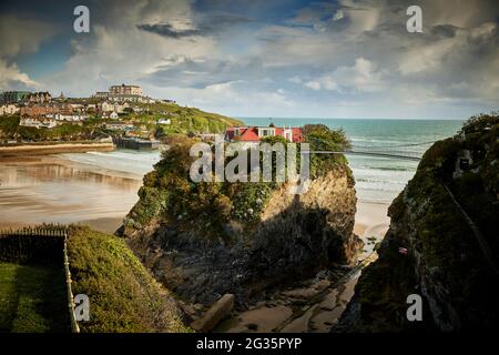 NEWQUAY, Cornovaglia. Newquay Bay in Towan Beach e il ponte Island House Foto Stock
