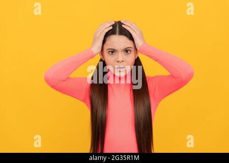 concetto di mal di testa. capretto preoccupato con i capelli lunghi. bellezza e moda. modello di moda femminile. Foto Stock