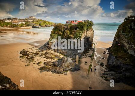 NEWQUAY, Cornovaglia. Newquay Bay in Towan Beach e il ponte Island House Foto Stock