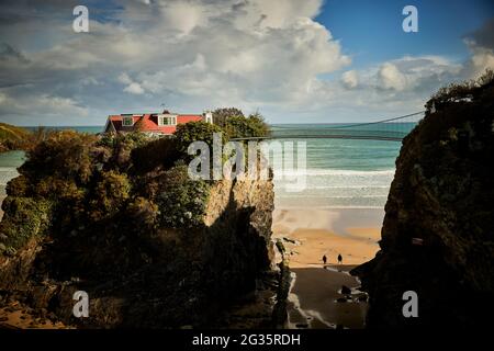 NEWQUAY, Cornovaglia. Newquay Bay in Towan Beach e il ponte Island House Foto Stock