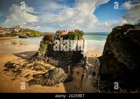NEWQUAY, Cornovaglia. Newquay Bay in Towan Beach e il ponte Island House Foto Stock
