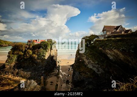 NEWQUAY, Cornovaglia. Newquay Bay in Towan Beach e il ponte Island House Foto Stock