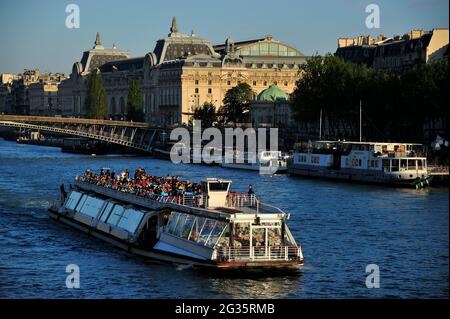 FRANCIA, PARIGI (75) 7 ° ARRONDISSEMENT, BATTELLO FLUVIALE PER IL MUSEO D'ORSAY Foto Stock
