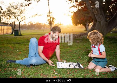 famiglia felice, paternità e infanzia, stare insieme, strategico e tattico Foto Stock