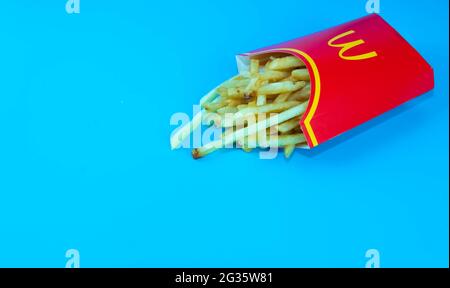 Rawang, Selangor, Malesia, 13 giugno 2021 - fuoco selettivo delle patatine francesi del McDonald in una scatola gialla della patata. McDonald's Corporation è la più grande società di Foto Stock