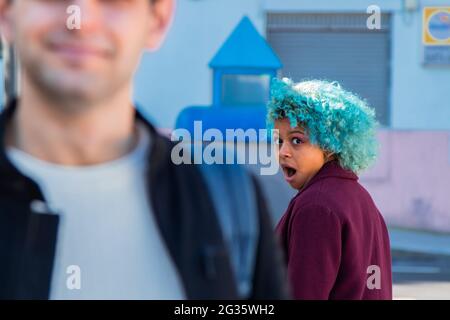 stupito ragazza che guarda il ragazzo per strada Foto Stock