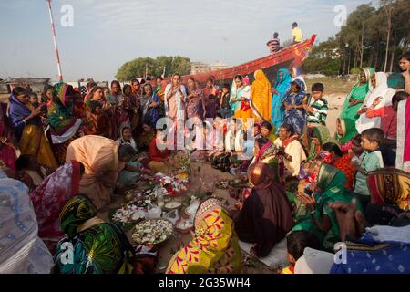 La gente di Odisha, India, celebra un rituale chiamato Boitha Bandhana , che cita il glorioso passato marittimo della regione. Foto Stock