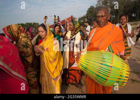 La gente di Odisha, India, celebra un rituale chiamato Boitha Bandhana , che cita il glorioso passato marittimo della regione. Foto Stock