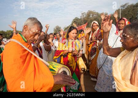 La gente di Odisha, India, celebra un rituale chiamato Boitha Bandhana , che cita il glorioso passato marittimo della regione. Foto Stock