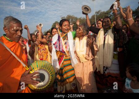 La gente di Odisha, India, celebra un rituale chiamato Boitha Bandhana , che cita il glorioso passato marittimo della regione. Foto Stock