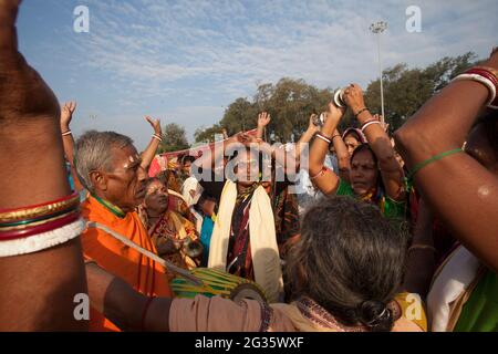 La gente di Odisha, India, celebra un rituale chiamato Boitha Bandhana , che cita il glorioso passato marittimo della regione. Foto Stock