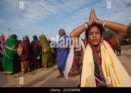 La gente di Odisha, India, celebra un rituale chiamato Boitha Bandhana , che cita il glorioso passato marittimo della regione. Foto Stock