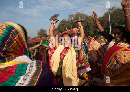 La gente di Odisha, India, celebra un rituale chiamato Boitha Bandhana , che cita il glorioso passato marittimo della regione. Foto Stock