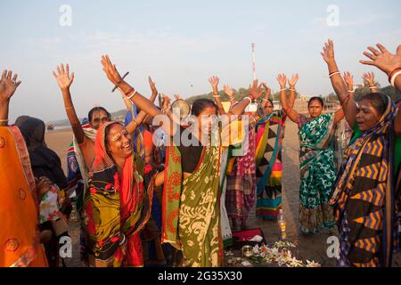 La gente di Odisha, India, celebra un rituale chiamato Boitha Bandhana , che cita il glorioso passato marittimo della regione. Foto Stock