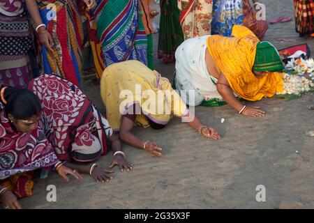 La gente di Odisha, India, celebra un rituale chiamato Boitha Bandhana , che cita il glorioso passato marittimo della regione. Foto Stock