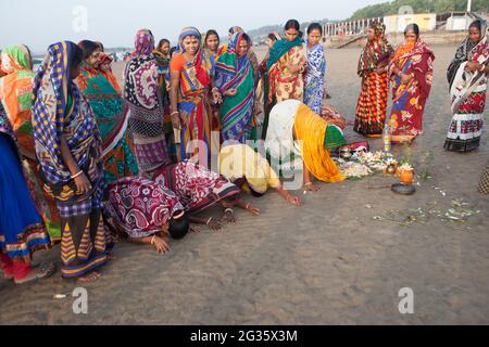 La gente di Odisha, India, celebra un rituale chiamato Boitha Bandhana , che cita il glorioso passato marittimo della regione. Foto Stock