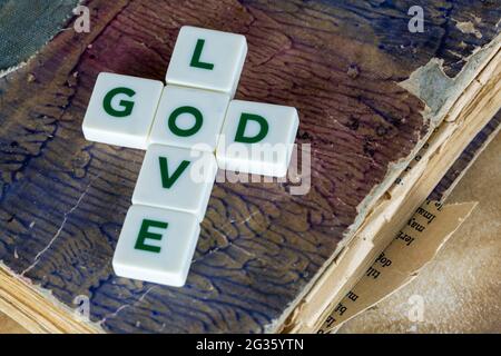 "Amore Dio" scritto in blocchi su una Sacra Bibbia Foto Stock