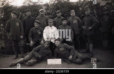 Prima guerra mondiale / prima guerra mondiale, prigionieri di guerra, gruppo di soldati tedeschi in cattività francese, DIRITTI-AGGIUNTIVI-AUTORIZZAZIONE-INFO-NON-DISPONIBILE Foto Stock