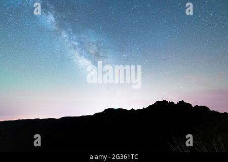 Silhouette del monte Pico do Arieiro sotto la Via Lattea, Madeira, Portogallo Foto Stock