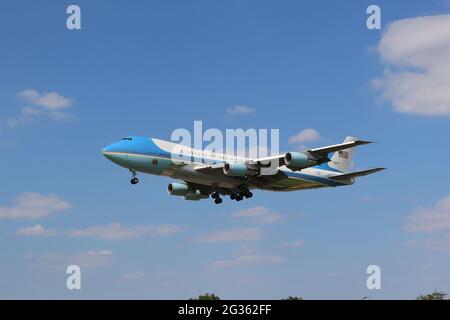 Non esclusivo: IL Presidente DEGLI STATI UNITI Joe Biden Presidential Aviation Transport Landing at Heathrow Airport, London, UK, 13 giugno 2021, Photo by Richard Goldschm Foto Stock