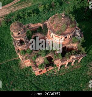 Vista dall'alto di un edificio abbandonato con piante in crescita sul tetto Foto Stock
