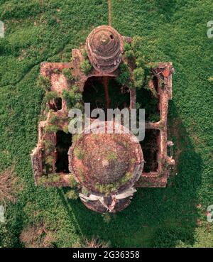 Vista dall'alto di un edificio abbandonato con piante in crescita sul tetto Foto Stock