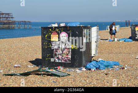 Brighton UK 14 giugno 2021 - spazzatura sinistra sulla spiaggia di Brighton dopo un fine settimana di sole caldo nonostante gli avvisi che chiedono ai visitatori di portare la loro cucciolata a casa: Credit Simon Dack / Alamy Live News Foto Stock