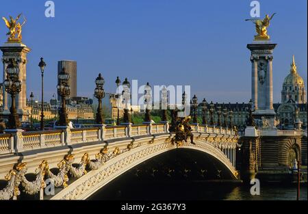 FRANCIA PARIGI (75) 7 ° DISTRETTO, ALEXANDRE III PONTE, LA TORRE MONTPARNASSE E GLI INVALIDES Foto Stock