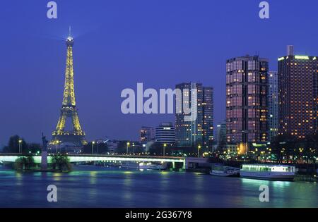 FRANCIA PARIGI (75) 15 ° DISTRETTO, LE TORRI DEL 'FRONT DE SEINE' E LA TORRE EIFFEL Foto Stock